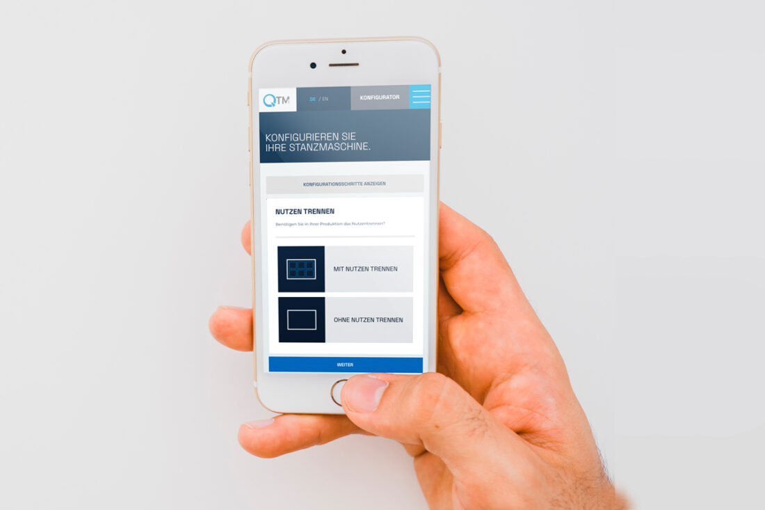 Smartphone mit QTM Konfigurator auf dem Display